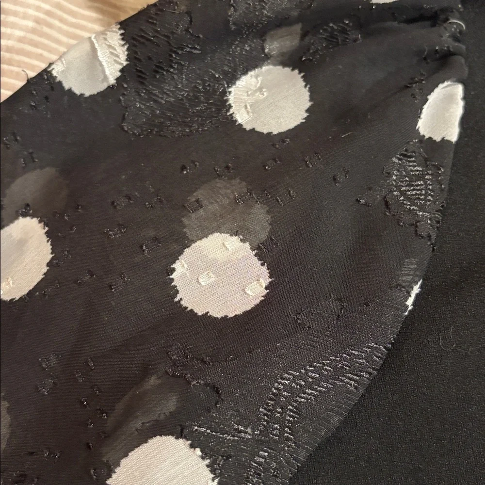 Zoey & Leelo black & white polka dot top S